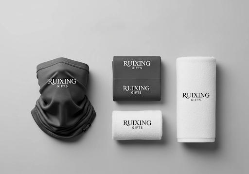 [一系列定制服装，包括脖套、挂绳和其他可穿戴配件。]